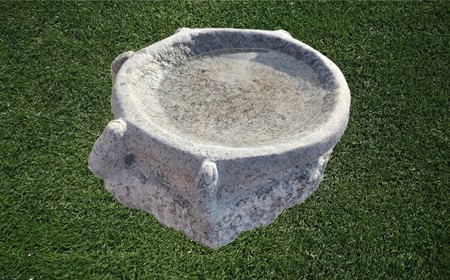 3: Fuglebad "hånd holder fuglebad" Håndhugget